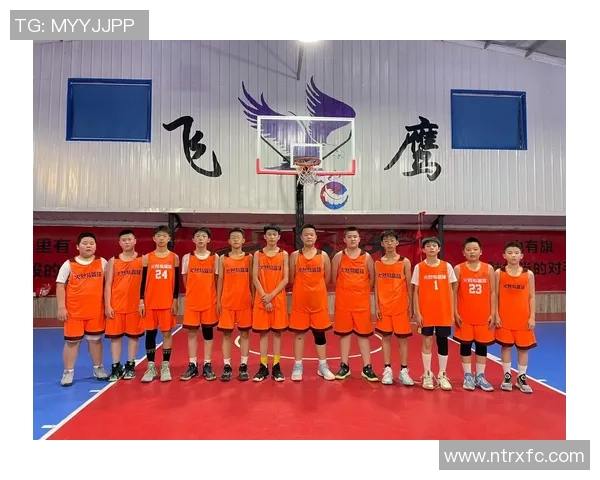 在打篮球场上挥洒汗水与激情感受团队合作的魅力与乐趣